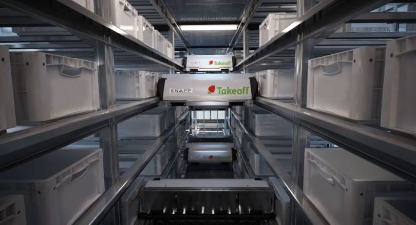Takeoff delivery robot