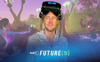 The founder and CEO of Soundscape Eric Alexander stands with a VR headset in front of a screenshot of his platform.