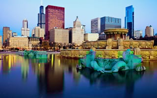 buckingham fountain in downtown chicago