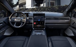 Interior of the dashboard of a GM vehicle with a large screen in the center showcasing GM’s infotainment solution.