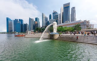 A view of the Singapore skyline featuring several skyscrapers in the background in the fountain at Merlion Park in the foreground.