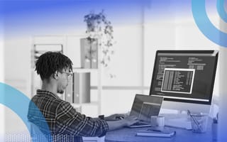 man programming on computer concept for python linked list