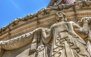 A statue of a woman at the Palace of Fine Art in San Francisco.