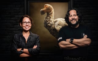 Beth Shapiro (left) and Ben Lamm, Colossal Biosciences CEO, in front of an image of a Dodo.