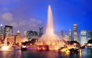 Buckingham Fountain in Chicago at night.