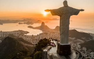 Status above the city of São Paulo
