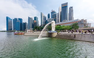 A view of the Singapore skyline featuring several skyscrapers in the background in the fountain at Merlion Park in the foreground.