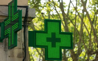 Green plus sign, signifying a French pharmacy.