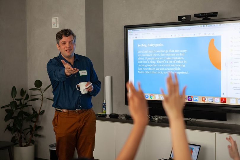 Haven Technologies CEO, Yaron Ben-Zvi, leading a team meeting