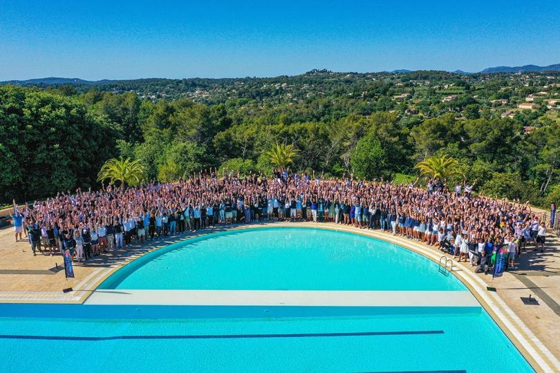 Mirakl group photo by a swimming pool