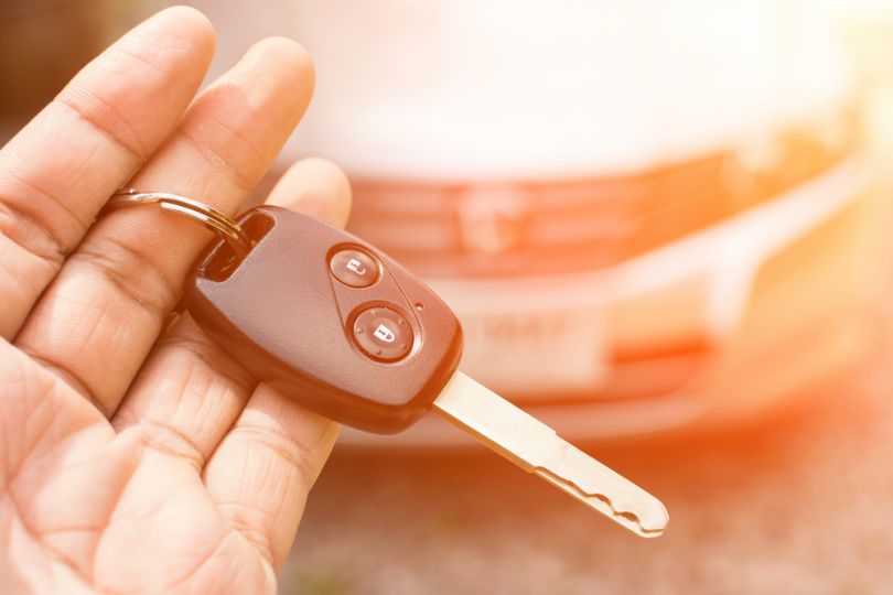 LendingTree employee holding car keys
